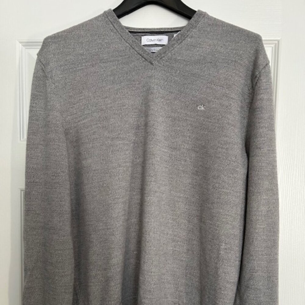 Calvin Klein Men’s V-Neck Lightweight Sweater – Light Gray – Size L – EUC